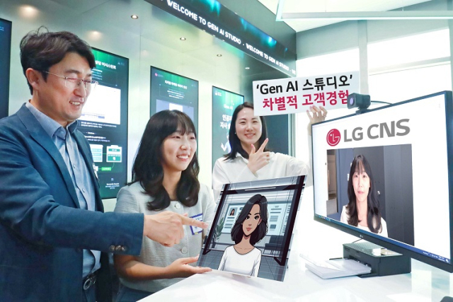 우정사업본부 직원들이 LG CNS 'Gen AI 스튜디오' 투어에 참여해 이미지 생성형AI 서비스를 체험하고 있다. 사진 제공=LG CNS