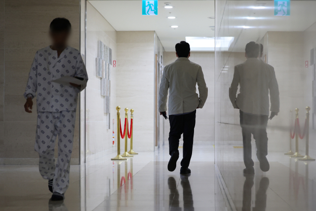 9일 서울 시내 한 대학병원에서 환자와 의료 관계자가 이동하고 있다. 연합뉴스