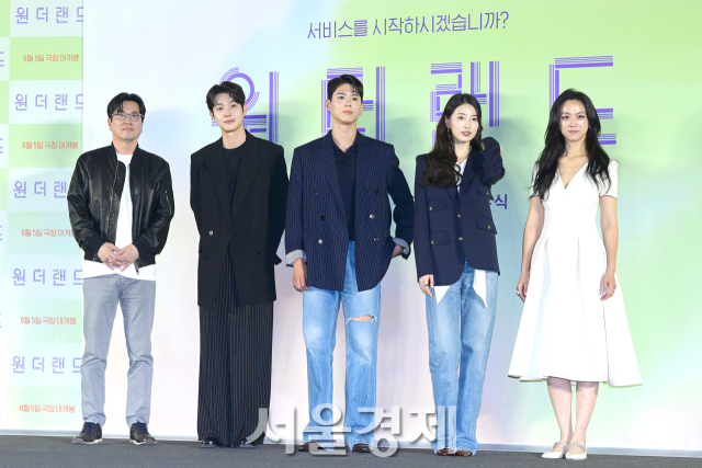 김태용 감독과 배우 최우식, 박보검, 수지, 탕웨이가 9일 오전 서울 용산구 CGV 용산아이파크몰에서 진행된 영화 ‘원더랜드’(감독 김태용) 제작보고회에서 포즈를 취하고 있다. 김규빈 기자 2024.05.09