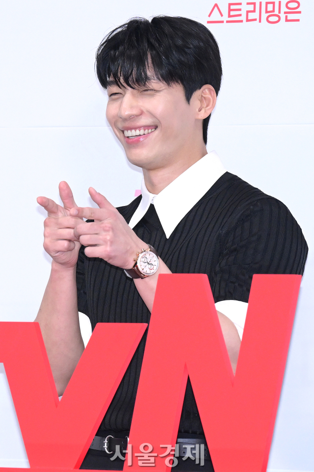 배우 위하준이 9일 오후 서울 신도림 라마다 호텔에서 진행된 tvN 새 토일드라마 ‘졸업’(극본 박경화/연출 안판석) 제작발표회에서 포즈를 취하고 있다. 김규빈 기자 2024.05.09