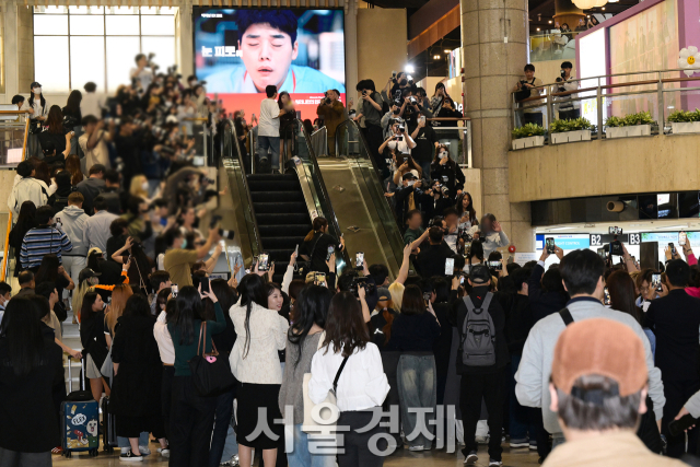 9일 오후 김포국제공항에 팬들과 대리 찍사(사진을 찍어 돈을 받고 파는 업자)가 그룹 베이비몬스터(BABYMONSTER)를 보기 위해 인산인해를 이뤘다. 김규빈 기자 2024.05.09