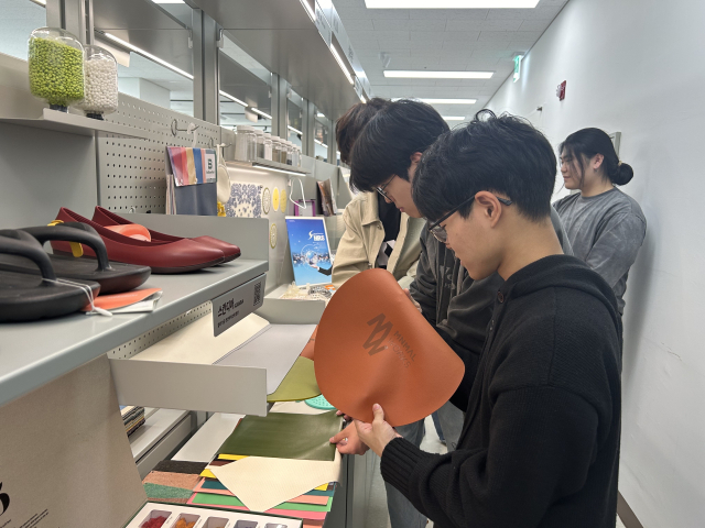 9일 서울 디자인주도 제조혁신센터를 방문한 한서대학교 산업디자인과 학생들이 CMF 라이브러리에 전시된 소재 샘플의 질감을 확인하고 있다. 박정현 기자