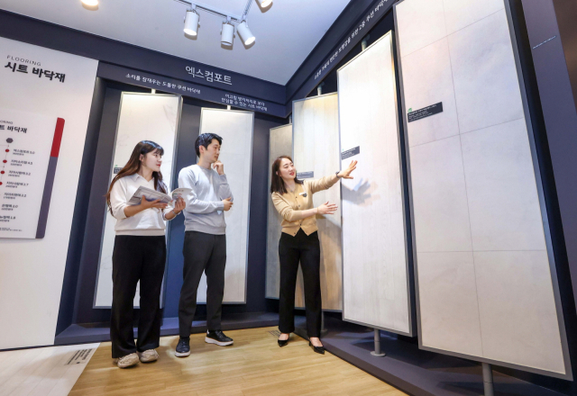 서울 논현동에 위치한 토탈 인테리어 전시장 'LX하우시스 지인스퀘어 강남'에서 고객들이 '엑스컴포트' 바닥재를 살펴보고 있다. 사진 제공=LX하우시스