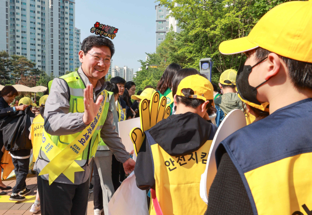 이상일 용인시장이 9일 오전 기흥구 동백동 용인백현초등학교 앞에서 통학로 안전 도우미로 활동하고 있다. 사진 제공 = 용인시