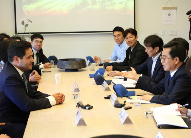 김동연 경기도지사가 8일 오후(현지시각) 도내 스타트업 대표들과 함께 실리콘밸리 유니콘기업 중 하나인 비즈에이아이를 찾아 협력방안을 논의하고 있다. 사진 제공 = 경기도