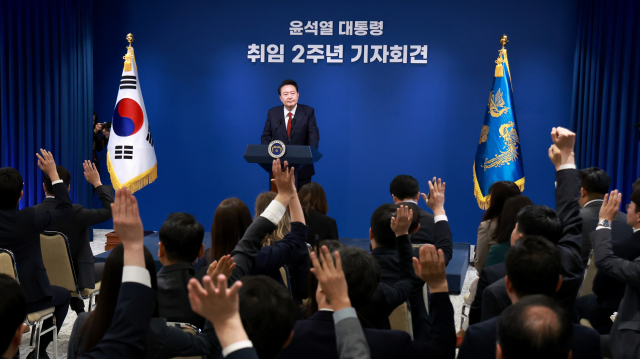 윤석열 대통령이 9일 서울 용산 대통령실에서 열린 '윤석열정부 2년 국민보고 및 기자회견'에서 질문을 위해 손을 든 기자들의 모습을 바라보고 있다. 연합뉴스