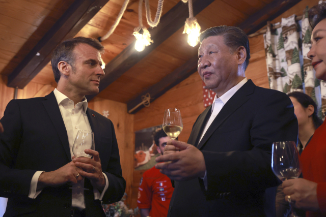 에마뉘엘 마크롱 프랑스 대통령이 7일 프랑스 피레네 산맥 투르말레 고개의 한 식당에서 시진핑 중국 국가주석과 부인 펑리위안 여사와 함께 와인을 마시고 있다. EPA연합