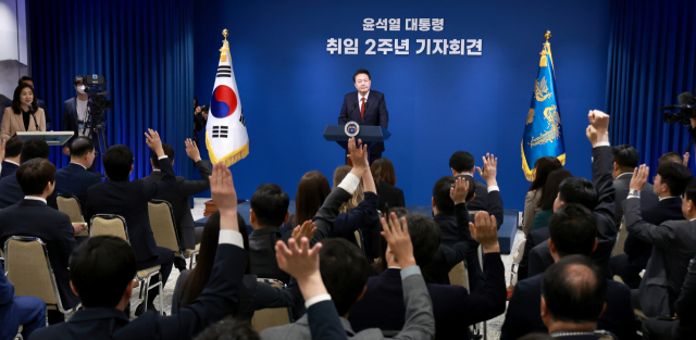 윤석열 대통령이 9일 서울 용산 대통령실 청사 브리핑실에서 열린 '윤석열정부 2년 국민보고 및 기자회견'에서 질문을 위해 손을 든 기자들의 모습을 바라보고 있다. 연합뉴스