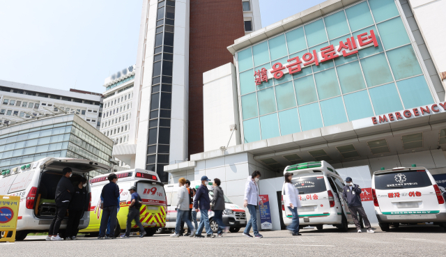 9일 서울 한 대학병원 응급의료센터 앞에 구급차가 여러 대 주차돼 있다. 연합뉴스