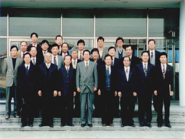 삼성중공업과 KAIST 관계자들이 산학 협력을 처음 시작한 1995년 대전 KAIST 본원에서 기념 촬영을 하고 있다. 사진 제공=삼성중공업