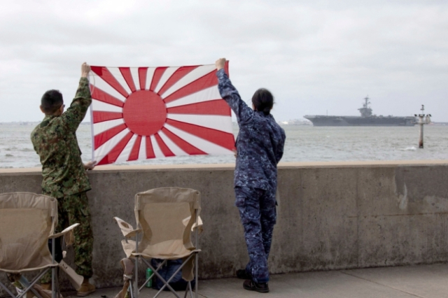 욱일기를 들고 있는 군인들의 모습. 미국 해군 공식 SNS 캡처