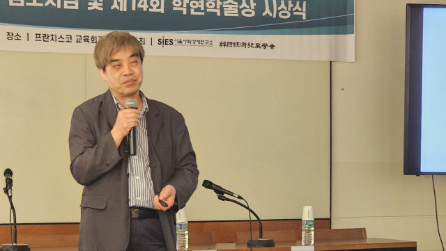 박규호 한신대 교수가 10일 서울 프란치스코 교육회관에서 열린 서울사회경제연구소 창립 31주년 기념 공동심포지엄에서 한국경제의 자생적 혁신이라는 주제로 발표하고 있다. 사진=송종호 기자