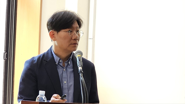 정흥준 서울과학기술대 경영학과 교수가 10일 서울 프란치스코 교육회관에서 열린 서울사회경제연구소 창립 31주년 기념 공동심포지엄에서 윤석열 정부의 노동정책을 평가하고 있다. 사진=송종호 기자