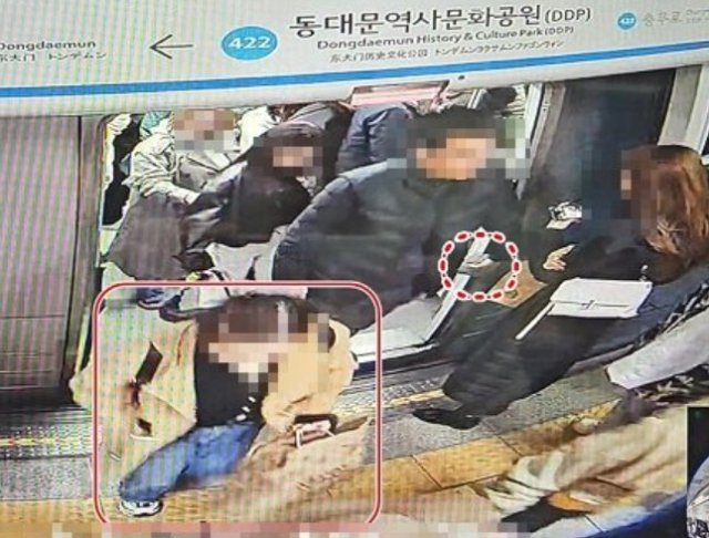 A씨가 지난 3월 26일 동대문역사문화공원역에서 하차하는 피해자를 따라가 지갑을 빼냈다. 사진 제공=서울경찰청