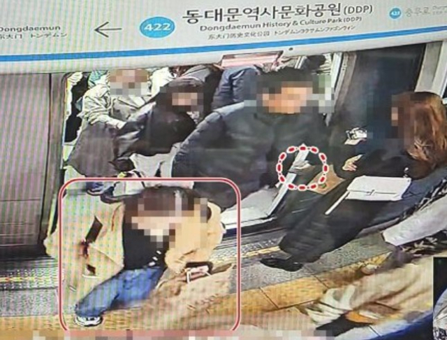 [영상]퇴근시간대 혼잡 틈타 승객들 지갑 훔친 전과자들…CCTV로 다 잡았다