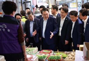 전통시장 찾은 尹 "물가 잡겠다"…온누리상품권 수수료율 인하 검토
