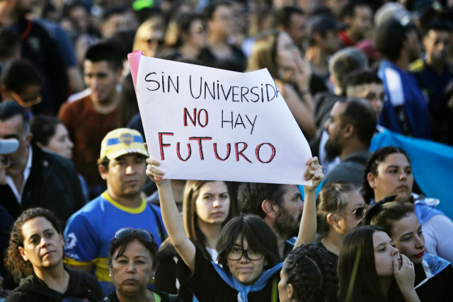 지난 4월 아르헨티나 부에노스아이레스에서 국립대학 예산 삭감에 항의하는 시위가 진행중이다. 피켓에는 ‘대학 없이는 미래도 없다’는 글자가 씌어 있다. AFP연합뉴스