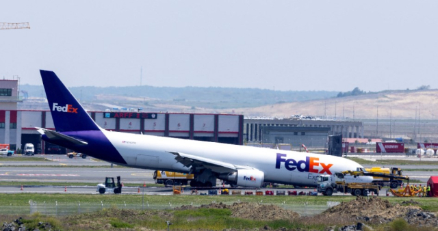 특송업체 페덱스 소속 보잉767 화물기가 8일(현지시간) 튀르키예 이스탄불 국제공항에 착륙장치(랜딩기어) 이상으로 비상착륙했다. 연합뉴스