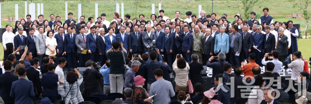 11일 제130주년 동학농민혁명 기념식에서 주요 참석자들이 기념촬영을 하고 있다. 사진 제공=문체부