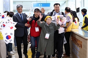 "잊혀진 존재 설움 눈 녹듯 사라져"…최고령 사할린 동포 할머니 등 평생 그리던 고국 품에 '뭉클'