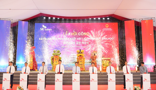 박원철(왼쪽 네 번째) SKC 사장이 11일(현지 시간) 베트남 하이퐁시 경제특구에서 열린 SK리비오 생분해 소재 생산공장 착공식에서 쩡 루 꽝 베트남 부총리(왼쪽 다섯 번째) 등 참석자들과 세리머니를 하고 있다. 사진제공=SKC
