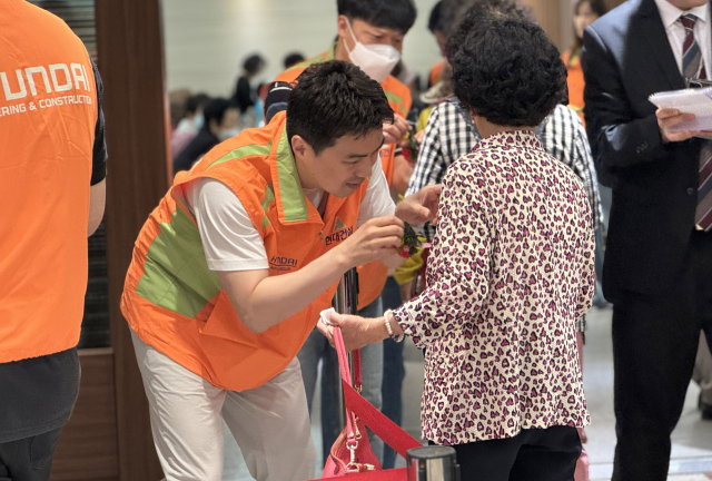 현대건설 임직원들이 어버이날맞이 종로구 경로잔치 행사에서 카네이션을 전달하고 있다. 사진 제공=현대건설