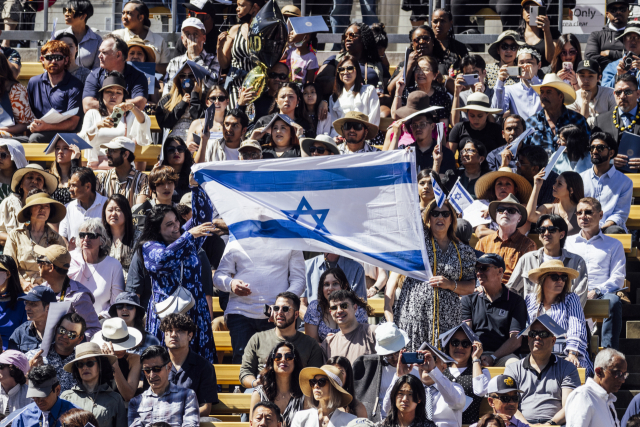 11일 미국 캘리포니아 UC버클리 졸업식 참석자들이 친팔레스타인 학생들이 시위하는 가운데 이스라엘 국기를 들고 있다. AP연합뉴스