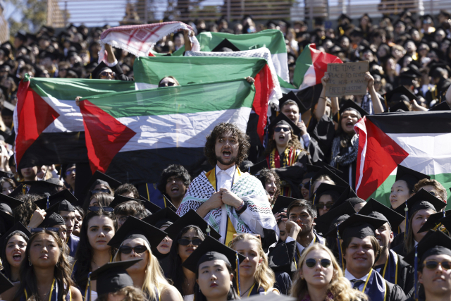 11일 캘리포니아 UC버클리 졸업식에서 시위하는 친팔레스타인 시위대. AP연합뉴스