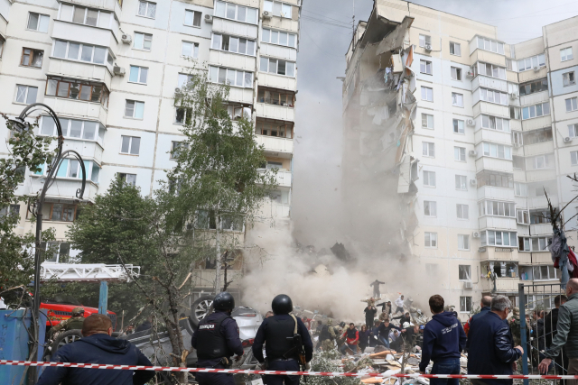 12일 우크라이나군의 벨고로드 공격으로 이 지역의 아파트 한 동이 무너져내렸다. 붕괴 현장에서 응급 구조대원과 현지인들이 수색 및 구조 작업을 펼치고 있다./타스 연합뉴