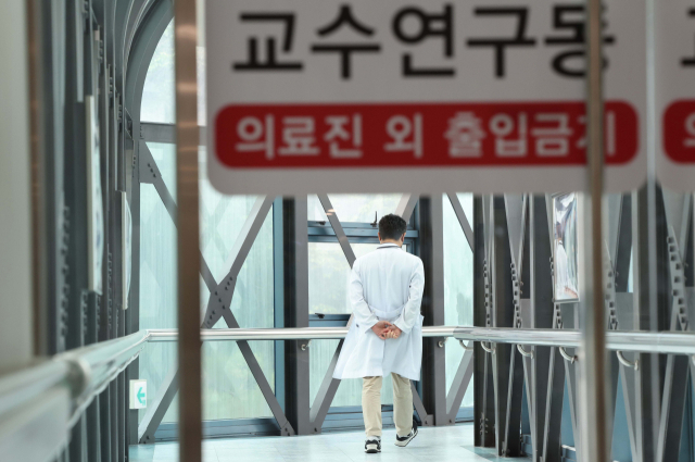 의대 교수들의 사직이 현실화된 가운데 지난달 25일 서울 시내의 한 대형병원에서 교수가 이동하고 있다. 이호재 기자