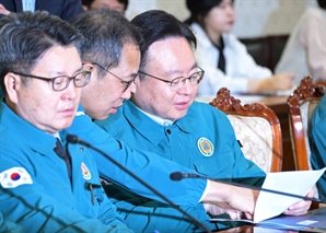 자료 살펴보는 조규홍 장관