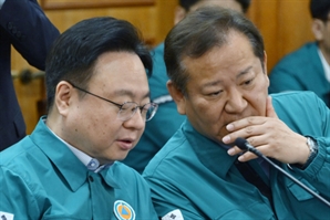 대화 나누는 이상민-조규홍