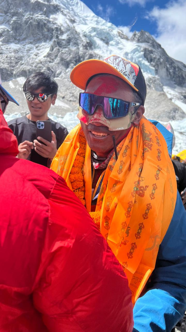 [영상]에베레스트, 동네 뒷산 오르듯 하던 54세 네팔 셰르파 결국…