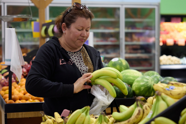 미국 소비자가 9일 미국 캘리포니아 로스앤젤레스에 있는 소매점에서 식료품을 쇼핑하고 있다. EPA연합뉴스