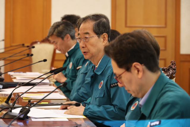 한덕수 국무총리가 13일 정부서울청사에서 열린 의사집단행동 중앙재난안전대책본부 회의를 주재하고 있다. 연합뉴스