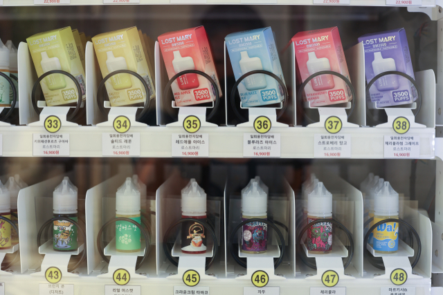 합성 니코틴 액상형 전자담배가 9일 서울 마포구 무인 전자담배 판매점 내 자동판매기에 진열돼 있다. 연합뉴스