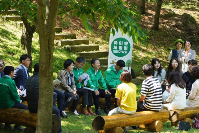 남성현 산림청장이 충북 청주시 구룡유아숲체험원에서 유아숲체험원 활성화를 위한 간담회를 갖고 있다. 사진제공=산림청