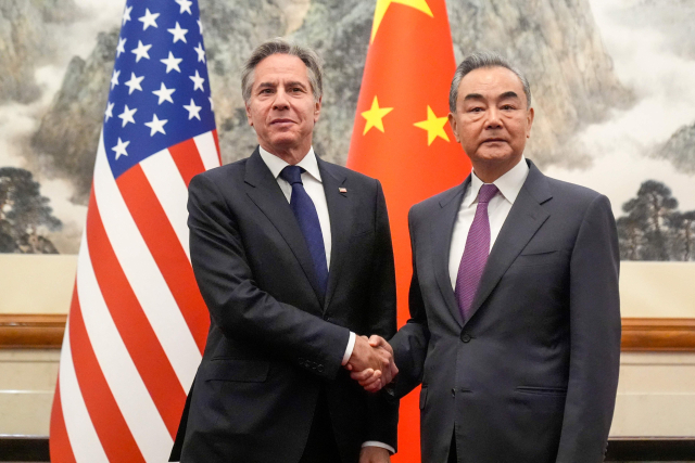 토니 블링컨(왼쪽) 미국 국무장관이 지난 4월 26일 중국을 방문해 베이징 댜오위타이 국빈관에서 왕이 중국 외교부장과 회담 중 악수하고 있다. AFP연합뉴스