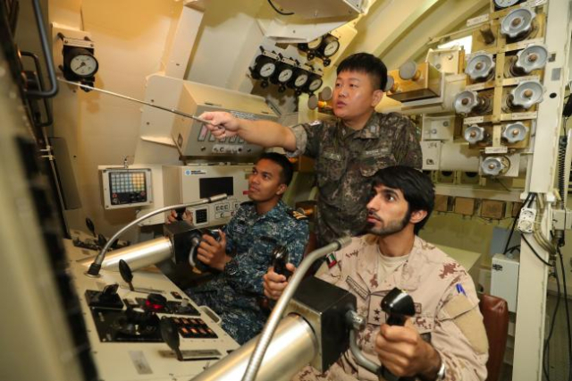 해군잠수함사령부 909잠수함교육훈련전대 장보고급 잠수함 조종훈련장에서 국제잠수함과정 중 하나인 잠수함 조종실습이 진행되고 있다. 방글라데시 해군 대위와 UAE 해군 중위에게 타기 운용에 따른 잠수함 기동 특성에 대해 교육 중이다. 사진 제공=국방일보