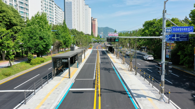 15일 임시개통하는 경남 창원시 원이대로 고급 간선급행버스체계(S BRT) 정류장과 도로 모습. 사진제공=창원시