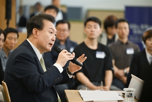 尹 "노동약자보호법 제정…개혁 속도 높일 것"