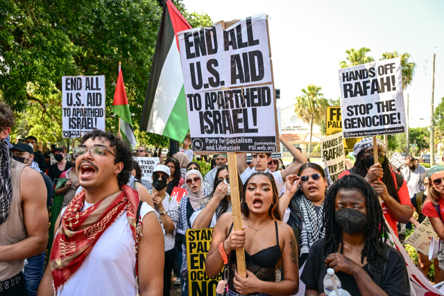 11일 플로리다 올랜도에서 열린 친팔레스타인 시위에서 시위대가 팻말을 들고 행진하고 있습니다.AFP연합뉴스