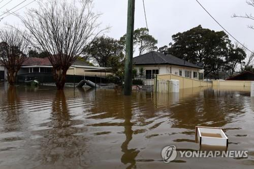 2022년 7월 호주 뉴사우스웨일스(NSW)주 윈저 지역에 폭우로 주택과 도로가 침수된 모습. EPA 연합뉴스