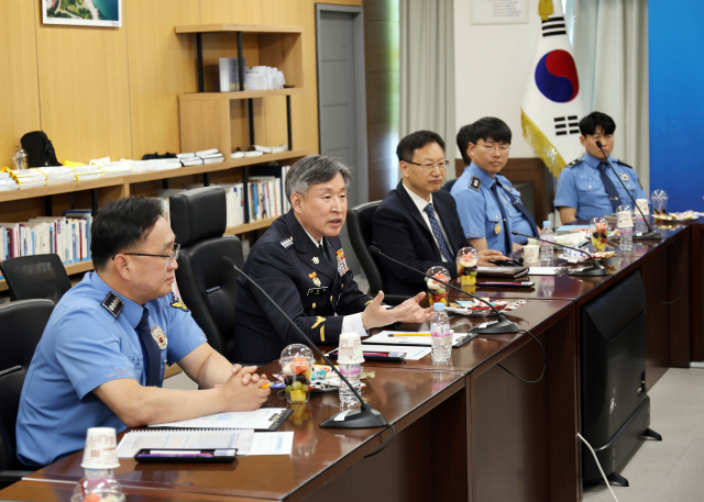 14일 김종욱 해양경찰청장이 국정과제 '인명구조 역량강화' 현장점검을 위해 울진해양경찰서에 방문해 직원들과 소통하고 있다. 사진제공=해양경찰청