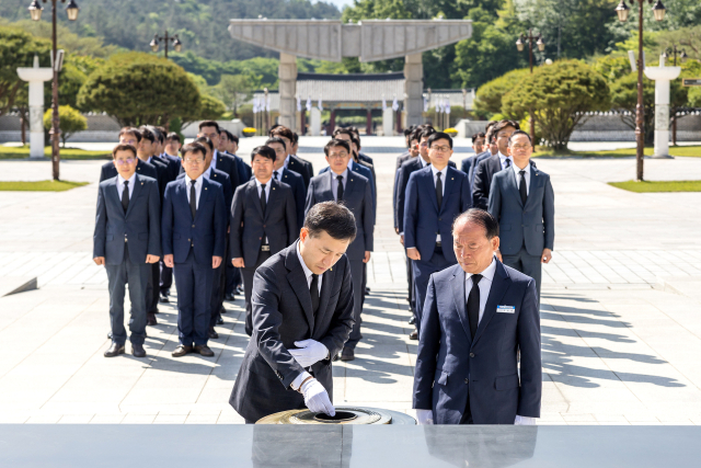 고병일(앞줄 왼쪽) 광주은행장이 14일 임직원 50여명과 광주 북구 운정동 국립5·18민주묘지를 참배하고 있다. 사진 제공=JB금융그룹