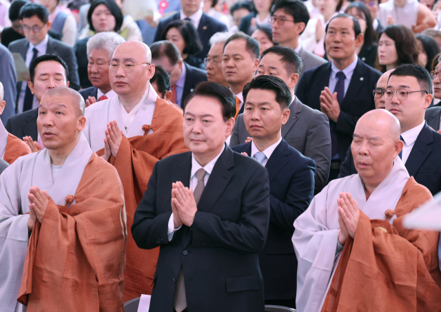 윤석열 대통령이 15일 서울 종로구 조계사에서 열린 불기 2568년 부처님오신날 봉축법요식에서 합장하고 있다. 연합뉴스