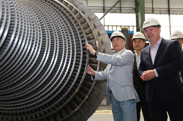 박정원 두산그룹 회장이 14일 체코 플젠 시에 있는 두산스코다파워를 방문해 원전 핵심 주기기인 증기터빈 생산 현장을 살펴보고 있다. 사진제공=두산