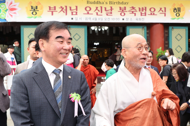 염종현 경기도의회 의장이 부처님 오신날인 15일 부천 석왕사에서 열린 봉축 법요식에 참석해 환담하고 있다. 사진 제공 = 경기도의회