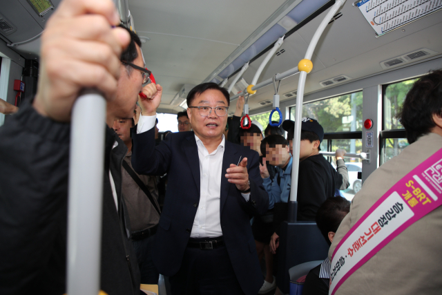 홍남표 창원시장이 15일 원이대로 S-BRT(고급 간선급행버스체계) 개통 첫날 5000번 버스를 타고 시민 의견을 청취하는 등 운행 안전 점검에 나섰다. 사진제공=창원시