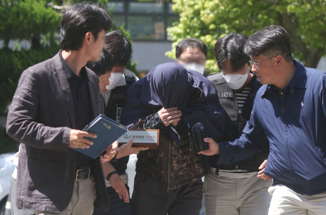 태국 파타야에서 한국인을 살해·유기하고 도주한 혐의로 체포된 A씨가 15일 오후 경남 창원시 성산구 창원지법에 구속 전 피의자 심문(영장실질심사)을 받기 위해 출석하고 있다.연합뉴스